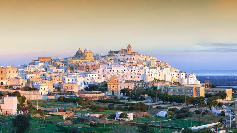 Dej románu sa začína v ospalej, no krásnej...