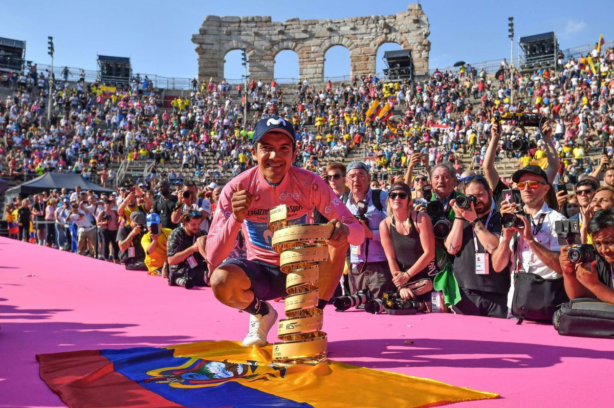 Ekvádorčan Richard Carapaz s trofejou pre...