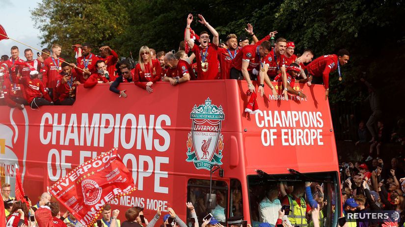 Futbalisti Liverpoolu počas jazdy v otvorenom...