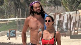 Anjelik z móla si užíva na pláži: Na sexy tele plyšák, po boku obor z basketbalu!