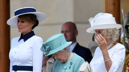 Britská kráľovná Alžbeta II. (v strede) a po jej boku - prvá dáma USA Melania Trump (vľavo) a vojvodkyňa z Cornwallu Camilla.