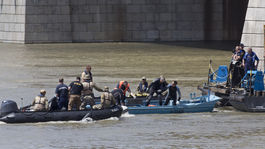 Kórejskí potápači sa ponorili k vraku lode v Budapešti, vytiahli prvú obeť