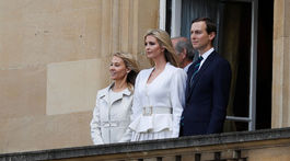 Ivanka Trump a jej manžel Jared Kushner na balkóne Buckinghamského paláca.
