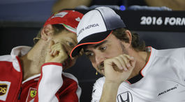 Vettelovi sa milióny od Ferrari mália. Skloňuje sa návrat Alonsa