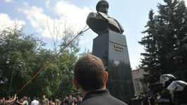 Demonštranti v Charkove strhli bustu sovietskeho maršala Žukova
