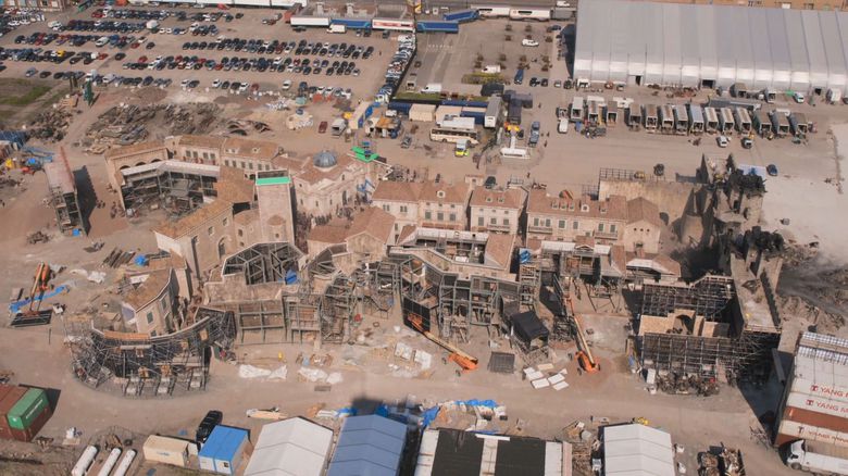 Veľkosť falošného mesta vyrážala dych. Stála...