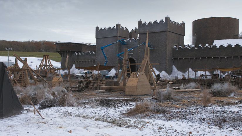 Pohľad na kulisy Zimohradu demonštrujú...