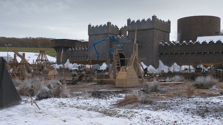 Pohľad na kulisy Zimohradu demonštrujú...