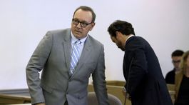 Kevin Spacey, obvinený zo sexuálneho obťažovania, nečakane dorazil na súd