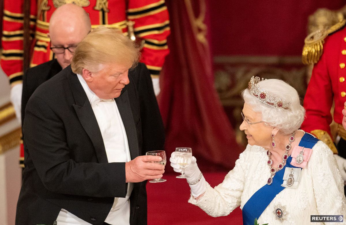 Prezident USA Donald Trump a britská kráľovná...