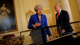 Trump po predchádzajúcej kritike chválil Mayovú za rokovania o brexite