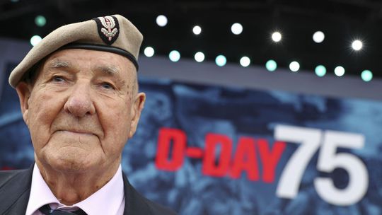 Veterán Bertie Billet na oslavách 75. výročia...