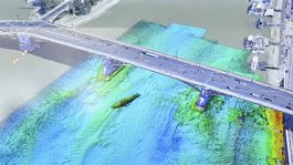 K potopenému vraku v Dunaji sa plaví najväčší žeriav strednej Európy