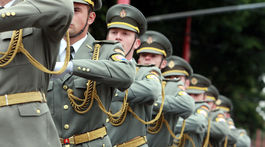 Profesionálni vojaci a zamestnanci rezortu obrany dostanú 13. platy