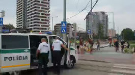 Zrútené trakčné vedenie odstavilo v Petržalke električky. Pozrite si videá