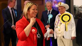 Farageovu stranu v doplňovacích voľbách v Peterboroughu porazili labouristi