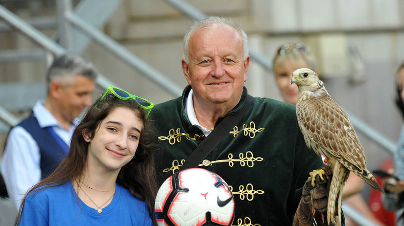 Sokoliar so sokolom sťahovavým pred zápasom...