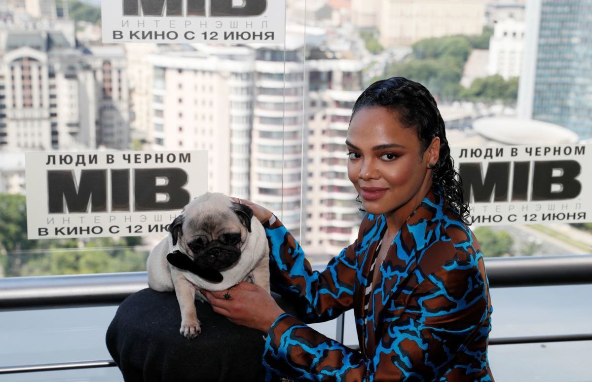 Tessa Thompson so psom Frankom v Moskve počas...