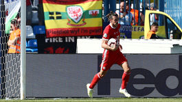 Čo stráca v nohách, nachádza v rukách. Bale a jeho vhadzovanie cez pol ihriska