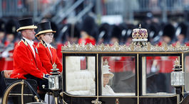 Britská kráľovná Alžbeta II. sa vezie v uzavretom koči. 