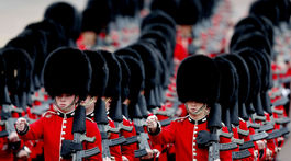 Členovia britskej čestnej stráže pochodujú počas vojenskej prehliadky pri príležitosti oficiálnych narodeninových osláv kráľovnej Alžbety II. v Londýne.