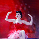Dita von Teese predviedla svoje burleskné číslo s rúžom.