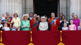 Pri príležitosti narodenín kráľovnej Alžbety II. sa konala tradičná letecká prehliadka. Prizerali sa jej členovia kráľovskej rodiny z balkóna Buckinghamského paláca. 