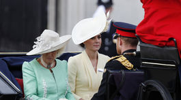 Vojvodkyňa Camilla a jej nevesta Kate, vojvodkyňa z Cambridge v koči na ceste na oslavu narodenín britskej kráľovnej. 