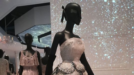 Model haute couture z výstavy Christian Dior:...