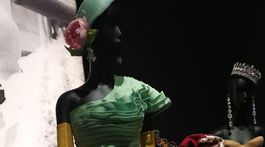 Model haute couture z výstavy Christian Dior: Dizajnér snov. 