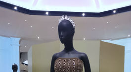 Model z vystavenej expozície v rámci výstavy Christian Dior: Dizajnér snov. Od Rafa Simonsa.