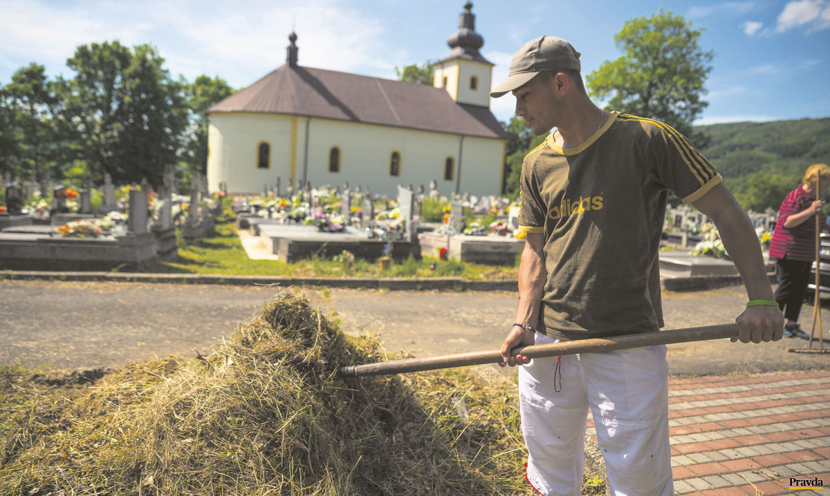 Rómovia v obci Ulič pomáhajú gadžom v záhrade,...
