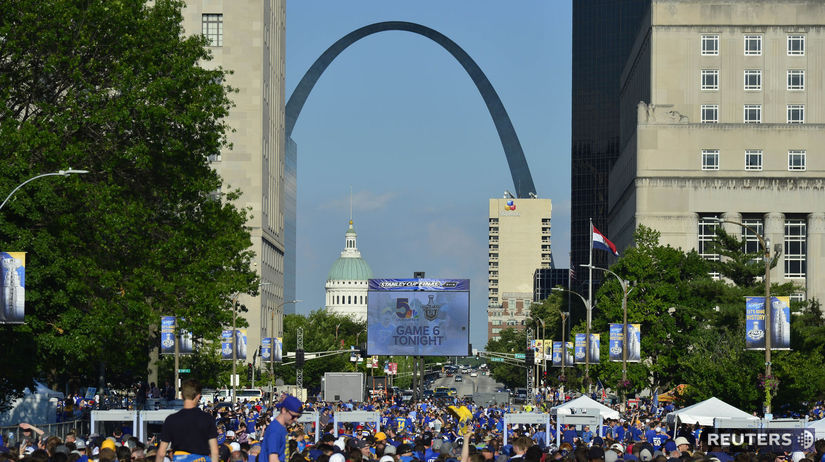 Fanúšikovia prichadzajú na šieste finále NHL v...