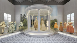 Záber na výstavu Christian Dior. Dizajnér snov, miestnosť venovaná historickým vplyvom v móde.