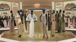 Záber na výstavu Christian Dior. Dizajnér snov, miestnosť venovaná plesovej a večernej móde.