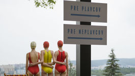 Živá inštalácia modeliek v plavkách a kúpacích čiapkách bola súčasťou prezentácie fotografickej série Swimming Pool od Márie Švarbovej v priestoroch privátnej galérie collective. 