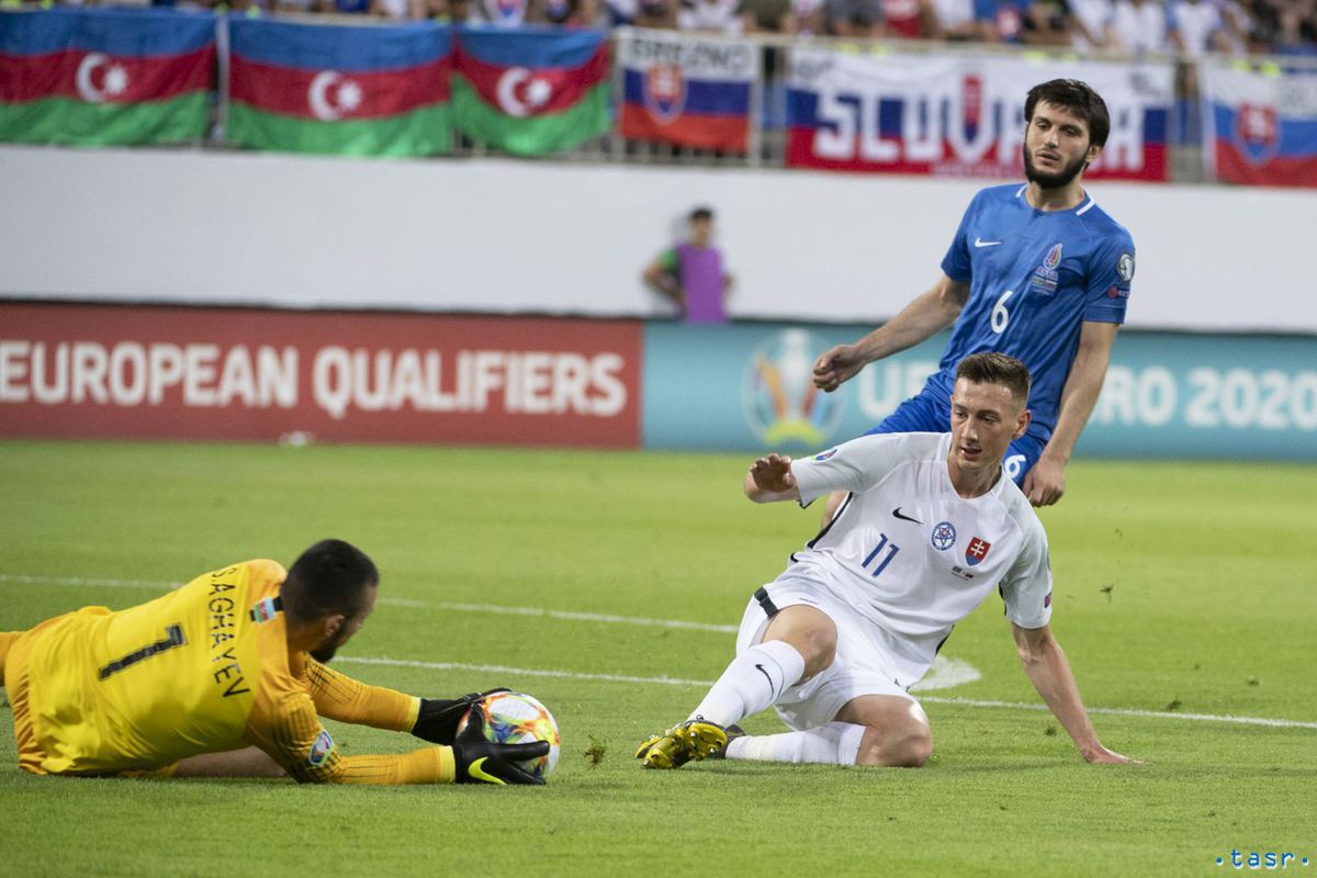 Róbert Boženík (Slovensko), vľavo brankár...