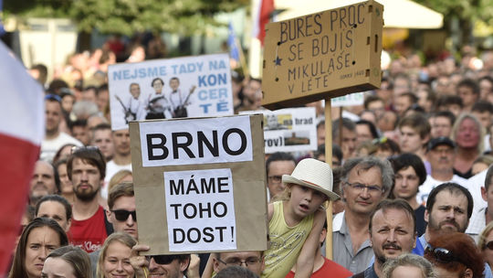 Ľudia v 313 mestách v Česku demonštrovali proti premiérovi Babišovi
