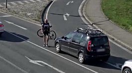 Cyklista za trúbenie poškodil auto. Môže ísť na rok do väzenia