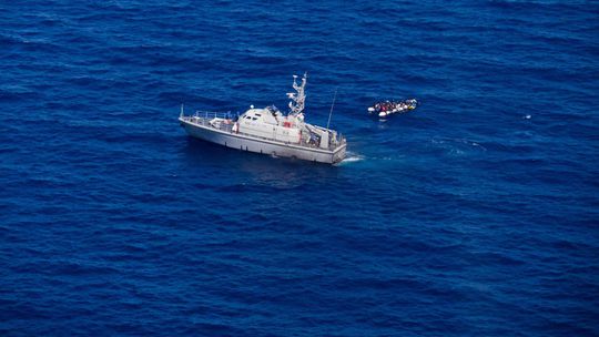 Humanitárna loď Ocean Viking má už na palube viac ako 350 migrantov