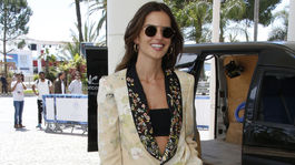 Široké či úzke, z brokátu alebo úpletu! 5-krát nohavice na leto podľa hviezd