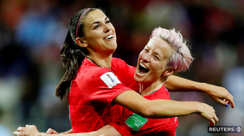 Alex Morganová oslavuje gól do siete Thajska...