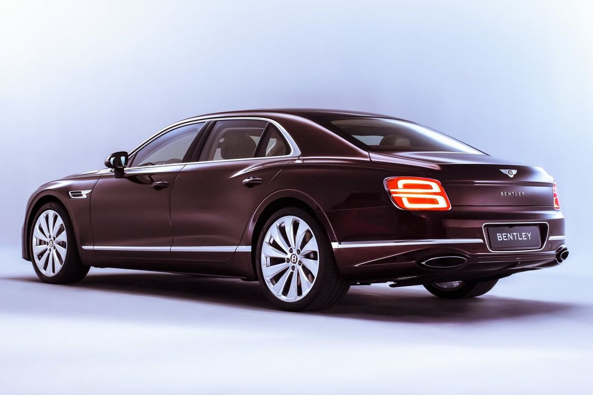 Zadné svetlá majú grafiku v tvare písmena B....