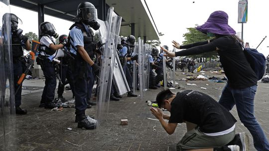 Šesť zranených si vyžiadala v Hongkongu hádka o politike