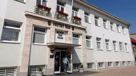 Kotlebovec pálil vlajku únie, aj tak chce byť policajtom