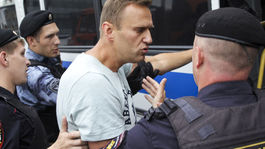 Na nepovolenom proteste v Moskve zatkli vyše 400 demonštrantov