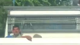 Chlapi sa viezli na korbe ako v kabriolete. Pozrite si video diaľničnej polície