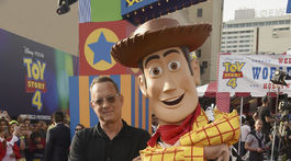 Herec Tom Hanks a postavička kovboja Woodyho, ktorej prepožičal svoj hlas.