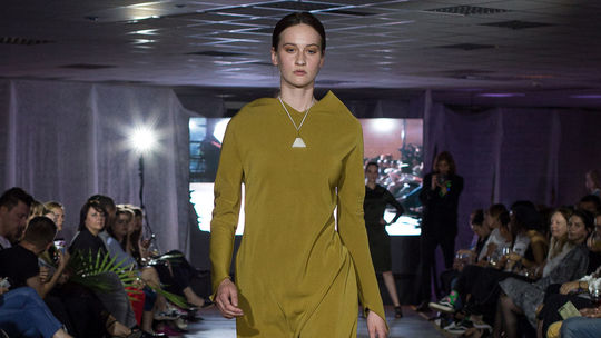 Modelka v kreácii z kolekcie Márie Štranekovej,...