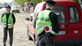 Naháňačka s policajtmi v Bratislave sa skončila streľbou. Pozrite si video